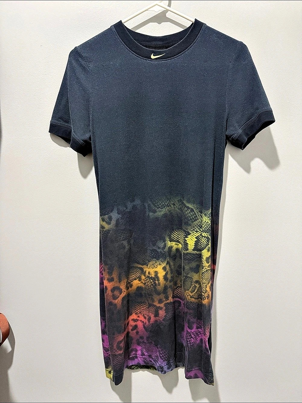 Nike Abstract Short Sleeve Tee in Black & Multicolor Like New